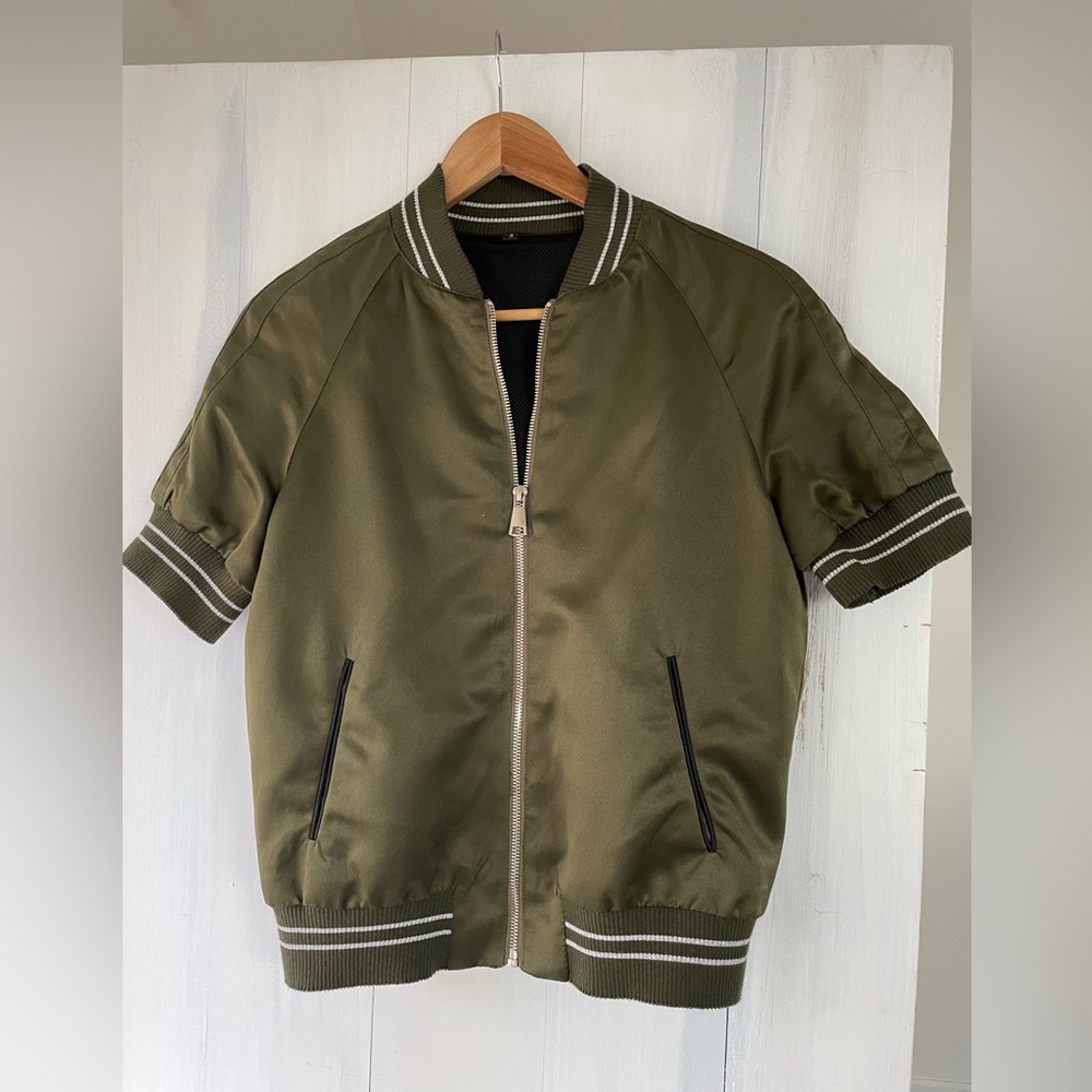 Bomber. Short sleeves